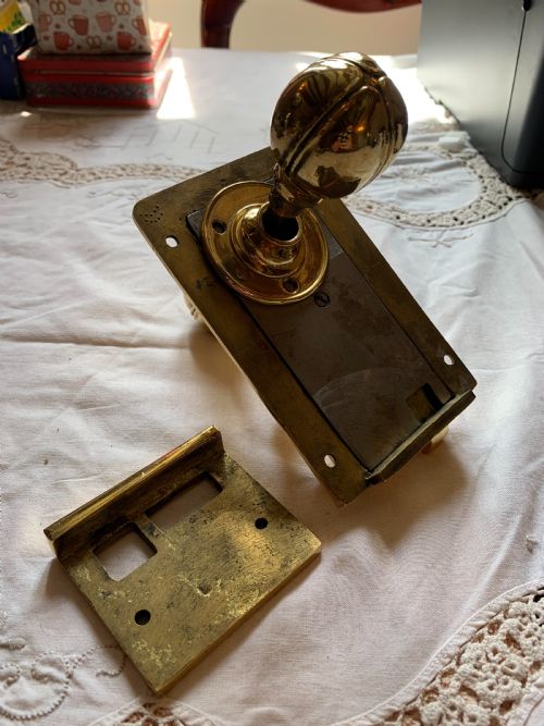 ONE PAIR OF BRASS ART NOUVEAU DOOR KNOBS DOOR LOCK LATCH - ADDITIONAL PHOTO 4