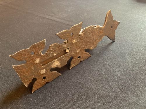 ONE CAST IRON GOTHIC VICTORIAN DOOR BOLT - ADDITIONAL PHOTO 4