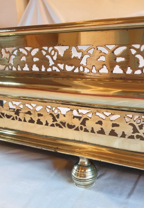 SA013 VICTORIAN BRASS PIERCED FIREPLACE FENDER - ADDITIONAL PHOTO 4