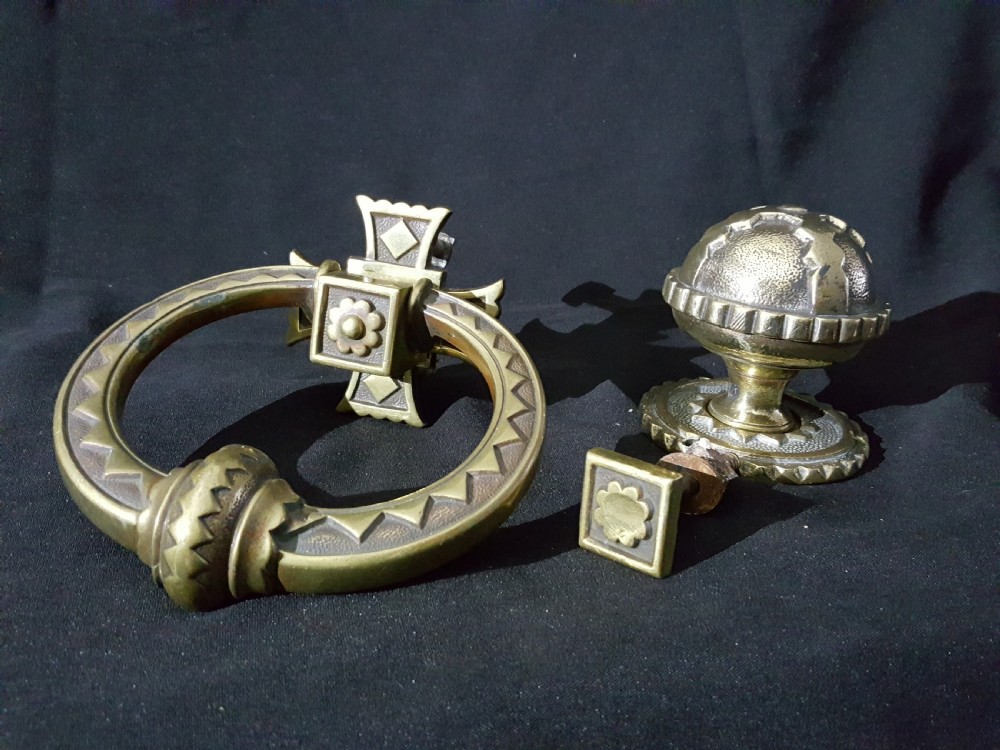Brass Victorian (Gothic) Door Door Knocker & Door Knob Set.