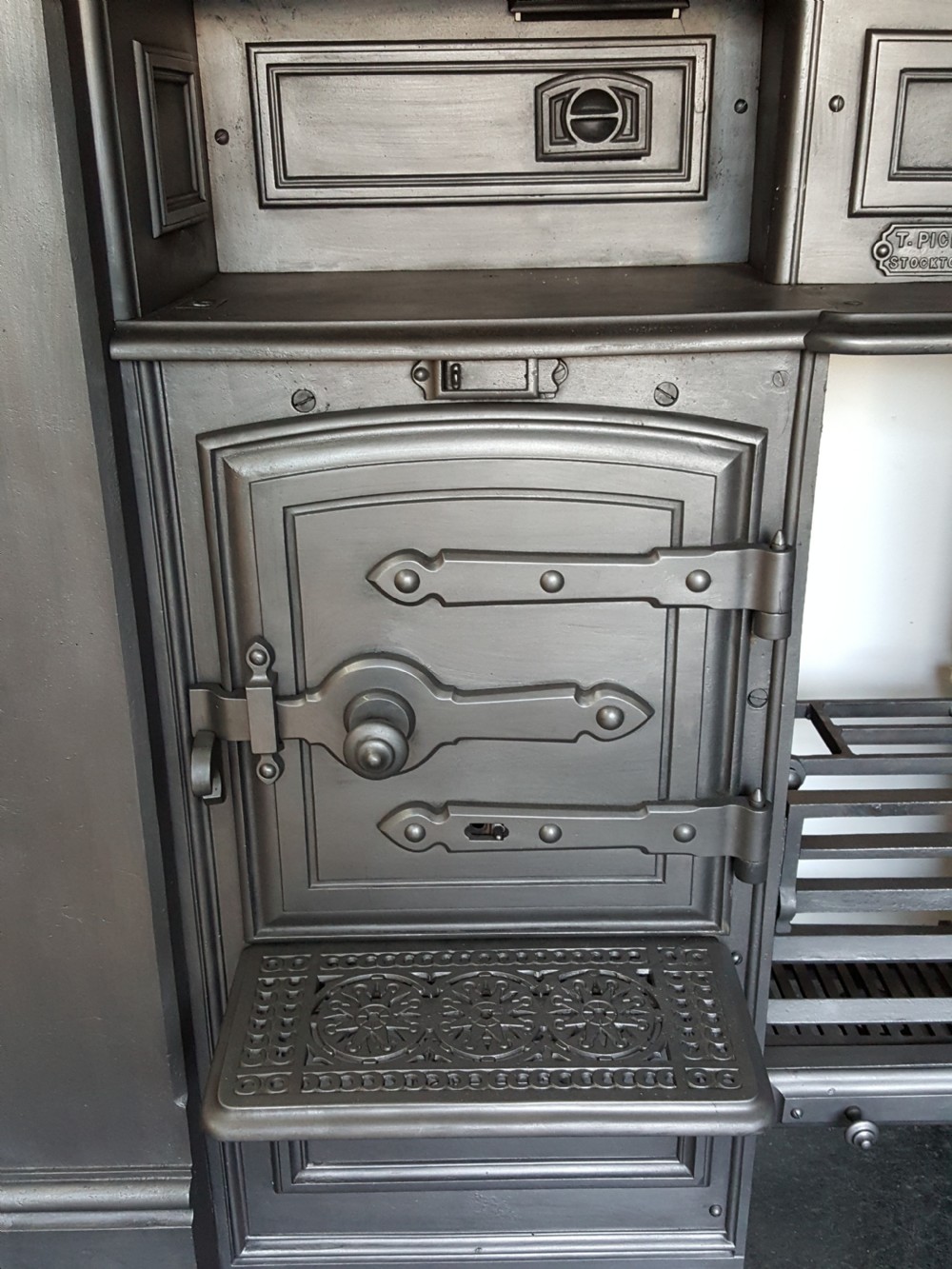 Cast Iron Victorian Cooking Range View V