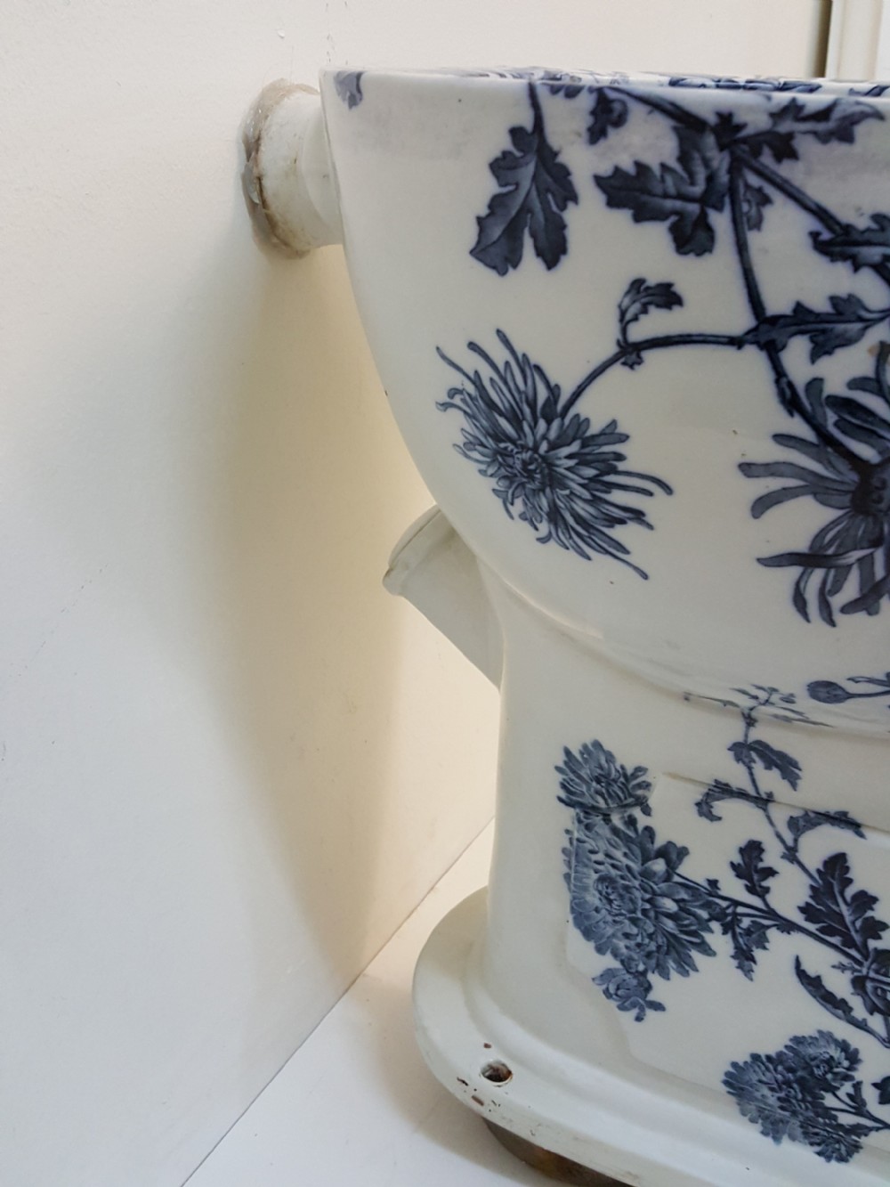 SA028 Victorian Decorative Blue Toilet   View VI