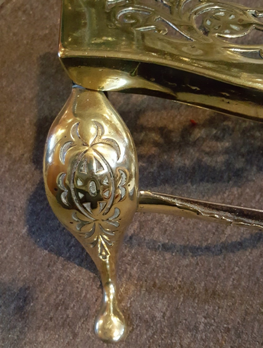 A Georgian pierced brass hearth footman featuring acanthus foliage scrollwork, side carrying handles, and shaped front cabriole legs. View IV