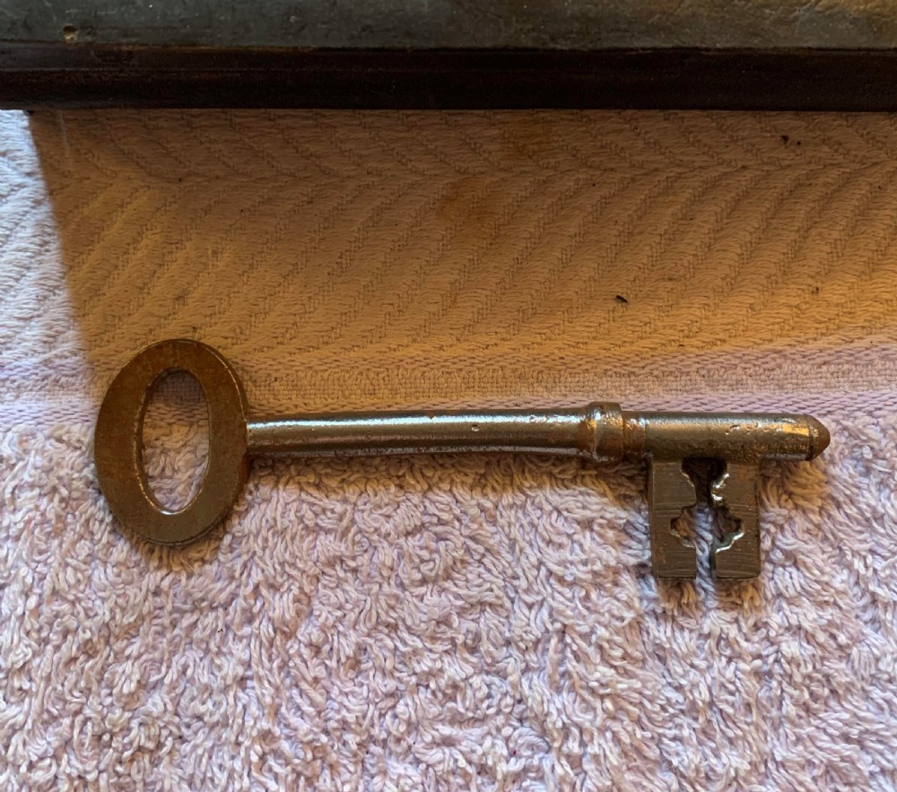 SA050 Black Mild Steel Edwardian Door Lock, Key & Keep. View II