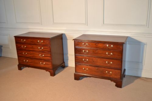 A MATCHED PAIR OF GOOD GEORGE III CHIPPENDALE PERIOD MAHOGANY CHESTS OF DRAWERS - ADDITIONAL PHOTO 1