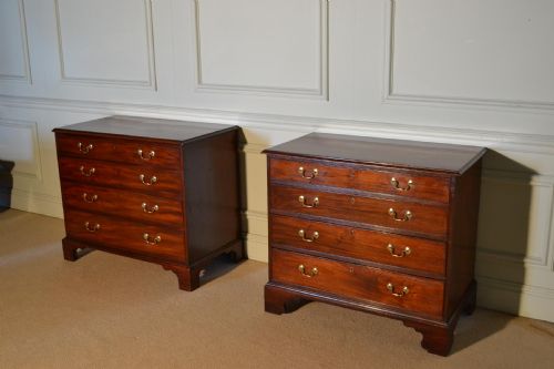 A MATCHED PAIR OF GOOD GEORGE III CHIPPENDALE PERIOD MAHOGANY CHESTS OF DRAWERS - ADDITIONAL PHOTO 2