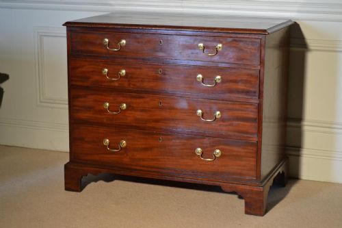 A MATCHED PAIR OF GOOD GEORGE III CHIPPENDALE PERIOD MAHOGANY CHESTS OF DRAWERS - ADDITIONAL PHOTO 3