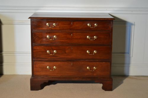 A MATCHED PAIR OF GOOD GEORGE III CHIPPENDALE PERIOD MAHOGANY CHESTS OF DRAWERS - ADDITIONAL PHOTO 4
