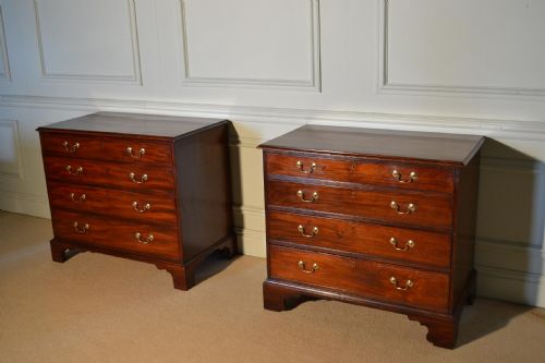 A MATCHED PAIR OF GOOD GEORGE III CHIPPENDALE PERIOD MAHOGANY CHESTS OF DRAWERS - ADDITIONAL PHOTO 6
