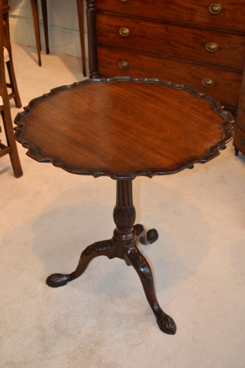 A Superb Chippendale Period Finely Carved Piecrust Occasional / Wine Table in Excellent Condition.
