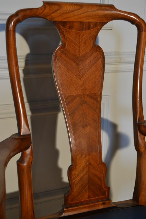 A SET OF 8 WALNUT QUEEN ANNE STYLE DECORATIVE DINING CHAIRS - ADDITIONAL PHOTO 3