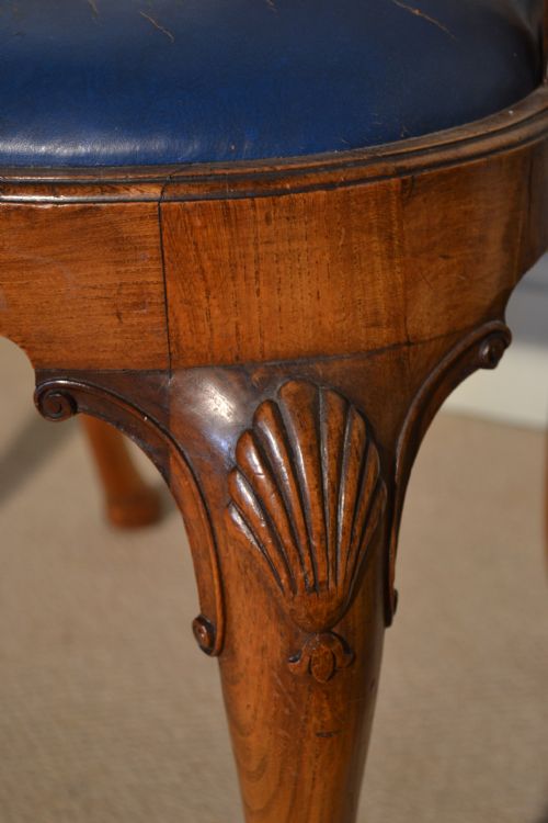 A SET OF 8 WALNUT QUEEN ANNE STYLE DECORATIVE DINING CHAIRS - ADDITIONAL PHOTO 6