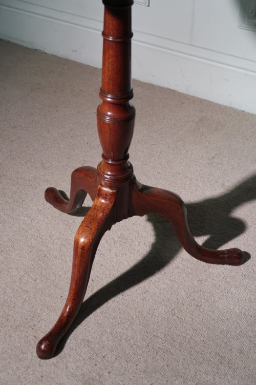 A VERY GOOD GEORGE III TILT TOP CIRCULAR TRAY TABLE IN EXCELLENT CONDITION - ADDITIONAL PHOTO 1