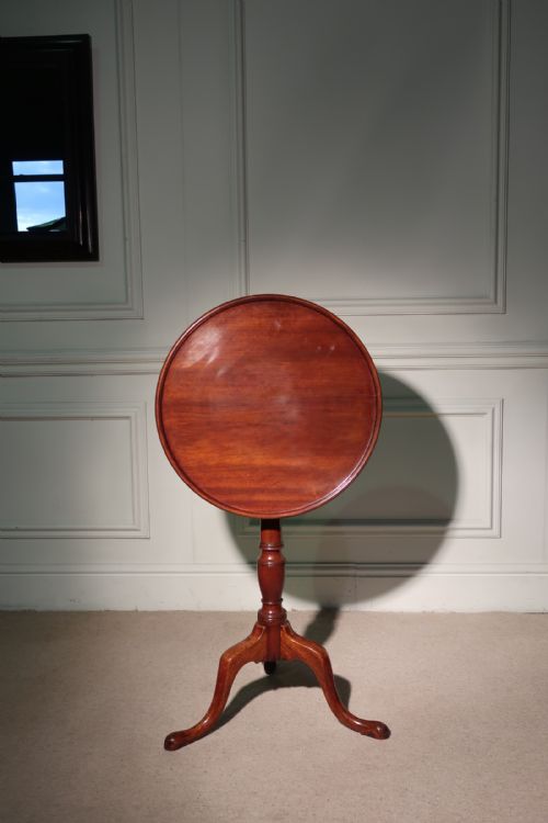 A VERY GOOD GEORGE III TILT TOP CIRCULAR TRAY TABLE IN EXCELLENT CONDITION - ADDITIONAL PHOTO 2