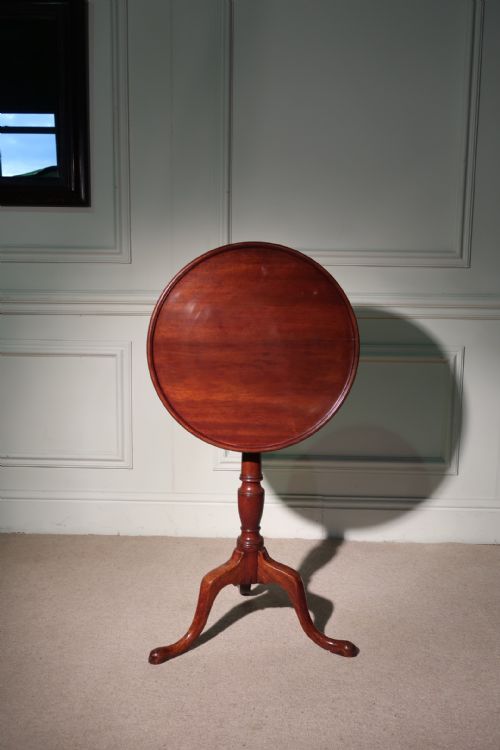 A VERY GOOD GEORGE III TILT TOP CIRCULAR TRAY TABLE IN EXCELLENT CONDITION - ADDITIONAL PHOTO 3
