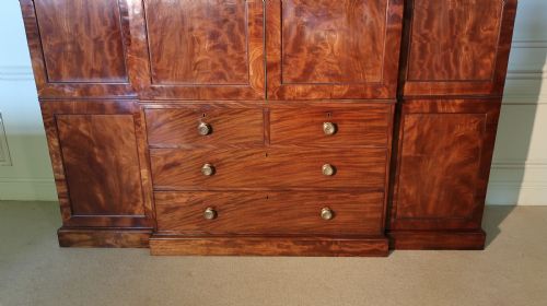 18TH CENTURY GEORGE III SHERATON BREAKFRONT WARDROBE LINEN PRESS - ADDITIONAL PHOTO 5