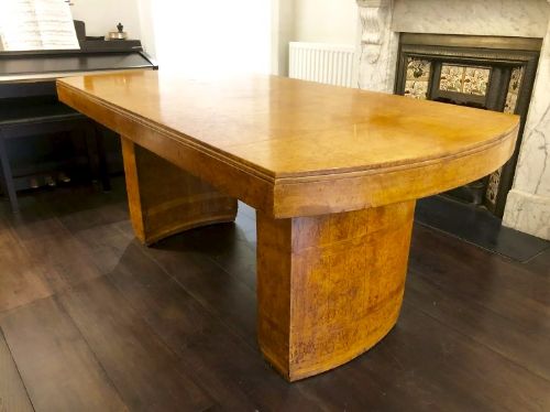 Fine Quality Art Deco Birds Eye Maple Cloud Dining Table in Excellent Condition.