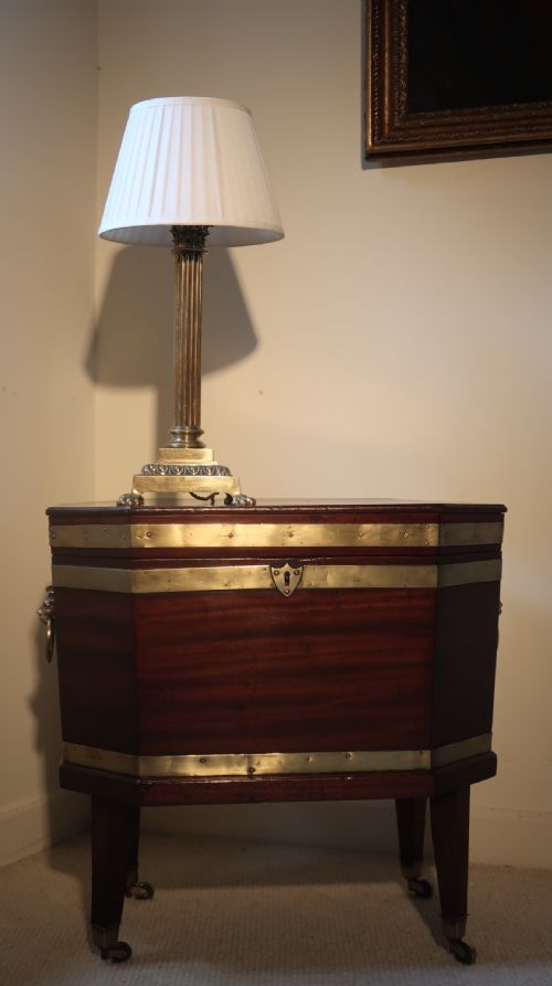 18TH CENTURY GEORGE III FLAT TOP OCTAGONAL WINE COOLER IN EXCELLENT CONDITION