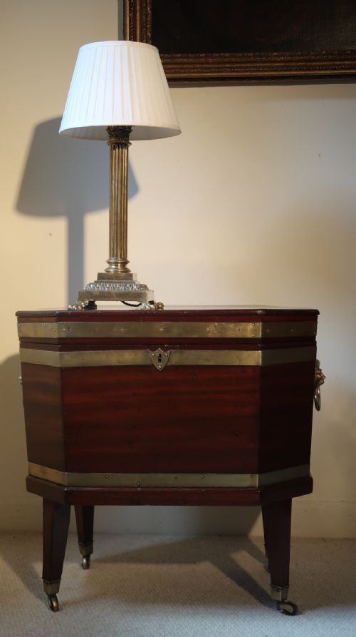 18TH CENTURY GEORGE III FLAT TOP OCTAGONAL WINE COOLER IN EXCELLENT CONDITION - ADDITIONAL PHOTO 2