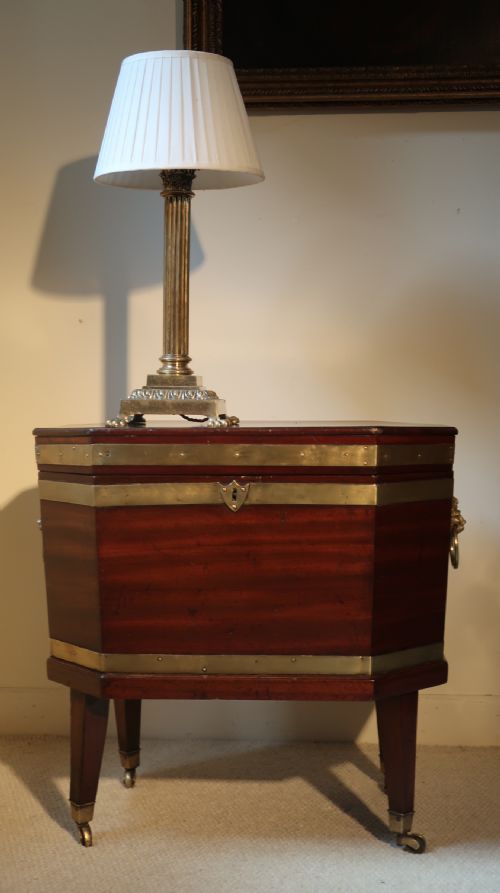 18TH CENTURY GEORGE III FLAT TOP OCTAGONAL WINE COOLER IN EXCELLENT CONDITION - ADDITIONAL PHOTO 3