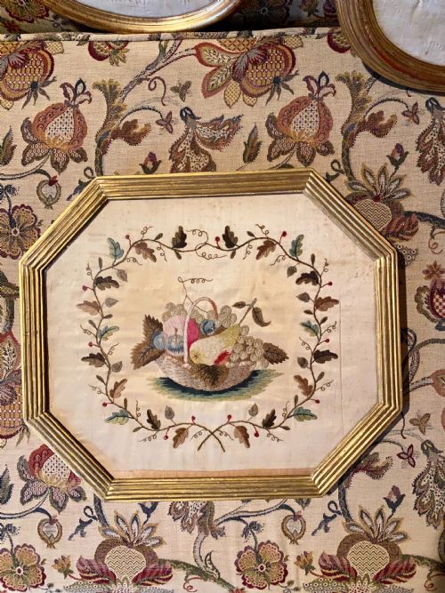 18TH CENTURY SILK EMBROIDERY IN OCTAGONAL GILT WOOD FRAME - ADDITIONAL PHOTO 3