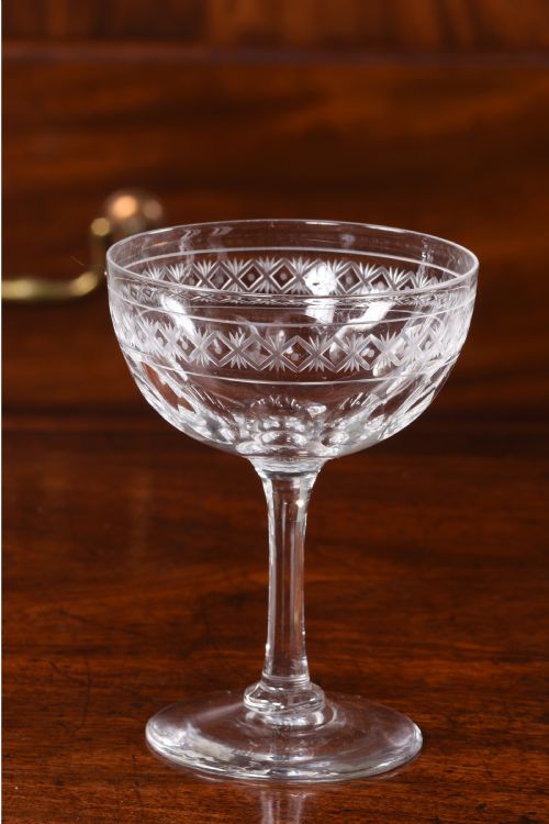 FINE QUALITY SET OF 16 ETCHED CRYSTAL CHAMPAGNE GLASSES COUPES - ADDITIONAL PHOTO 2