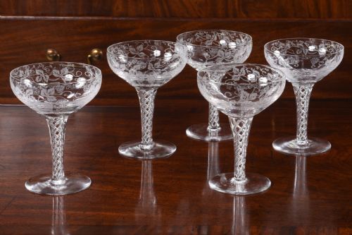 FINE QUALITY SET OF 16 ETCHED CRYSTAL CHAMPAGNE GLASSES COUPES - ADDITIONAL PHOTO 3