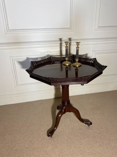 FINE 18TH CENTURY GEORGE II OCTAGONAL BIRDCAGE TRIPOD TABLE WITH PIERCED GALLERY IN EXCELLENT CONDITION - ADDITIONAL PHOTO 2