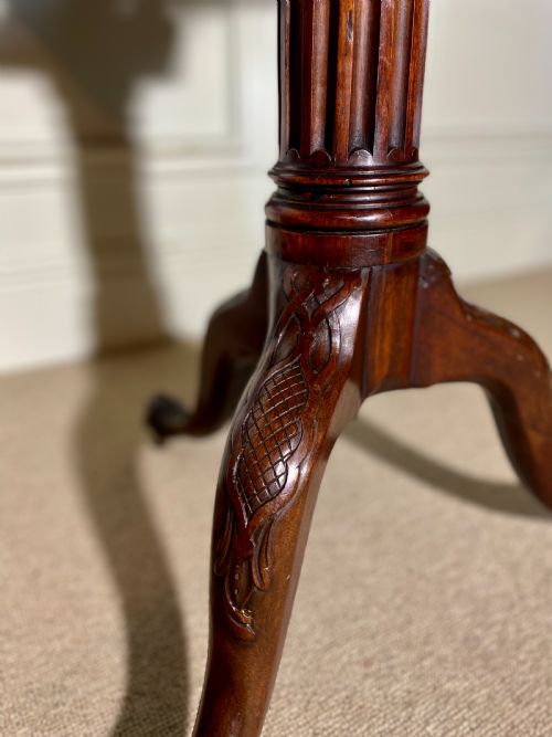 FINE 18TH CENTURY GEORGE II OCTAGONAL BIRDCAGE TRIPOD TABLE WITH PIERCED GALLERY IN EXCELLENT CONDITION - ADDITIONAL PHOTO 7