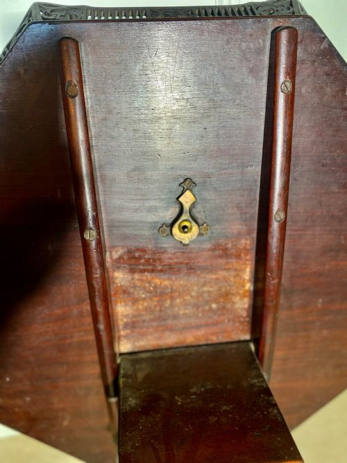 FINE 18TH CENTURY GEORGE II OCTAGONAL BIRDCAGE TRIPOD TABLE WITH PIERCED GALLERY IN EXCELLENT CONDITION - ADDITIONAL PHOTO 10