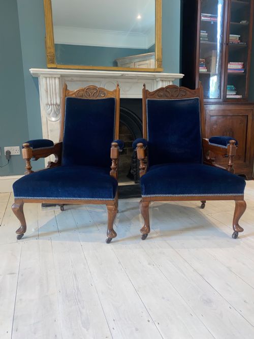 LIBERTY 19TH CENTURY PAIR OF WALNUT ARM CHAIRS IN BLUE VELVET - ADDITIONAL PHOTO 1