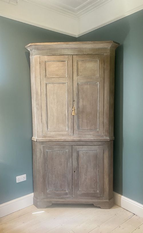 18TH CENTURY LIMED OAK DOUBLE CORNER CUPBOARD IN EXCELLENT CONDITION - ADDITIONAL PHOTO 5