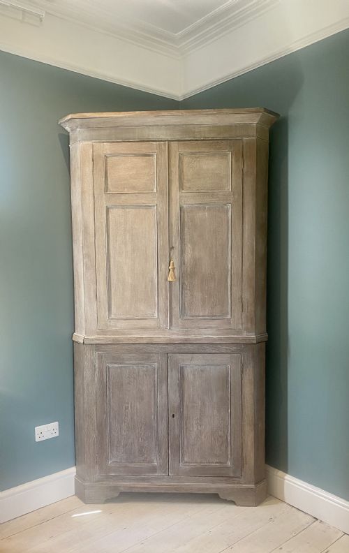 18TH CENTURY LIMED OAK DOUBLE CORNER CUPBOARD IN EXCELLENT CONDITION - ADDITIONAL PHOTO 6