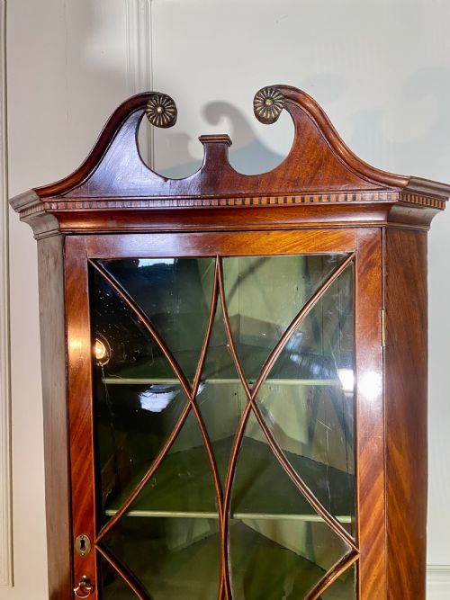 18TH CENTURY GEORGE III SHERATON GLAZED CORNER CUPBOARD - ADDITIONAL PHOTO 4