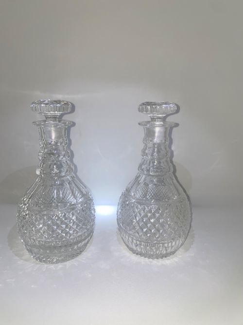 A GOOD PAIR OF CUT CRYSTAL GLASS DECANTERS IN EXCELLENT CONDITION - ADDITIONAL PHOTO 1