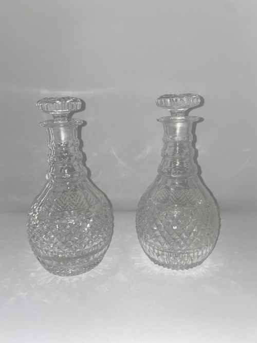 A GOOD PAIR OF CUT CRYSTAL GLASS DECANTERS IN EXCELLENT CONDITION - ADDITIONAL PHOTO 3