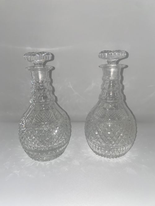 A GOOD PAIR OF CUT CRYSTAL GLASS DECANTERS IN EXCELLENT CONDITION - ADDITIONAL PHOTO 4