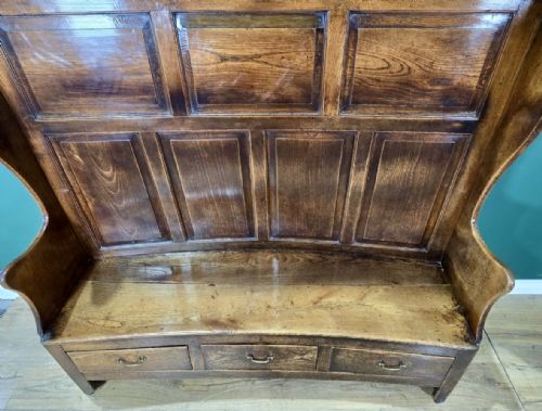 IMPRESSIVE EARLY 18TH CENTURY OAK PANELLED WINGBACK CONCAVE BARREL SETTLE - ADDITIONAL PHOTO 3