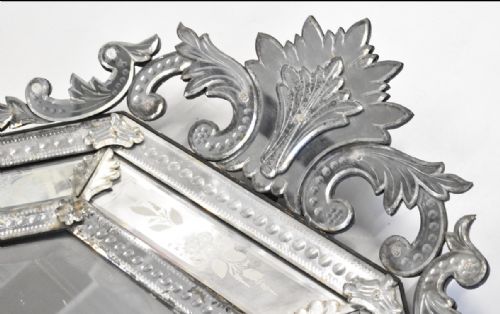 IMPRESSIVE LARGE 19TH CENTURY VENETIAN CUSHION MIRROR - ADDITIONAL PHOTO 1