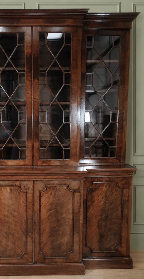19TH CENTURY FIGURED MAHOGANY BREAKFRONT BOOKCASE - ADDITIONAL PHOTO 1