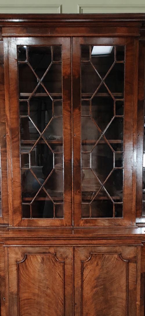 19TH CENTURY FIGURED MAHOGANY BREAKFRONT BOOKCASE - ADDITIONAL PHOTO 3