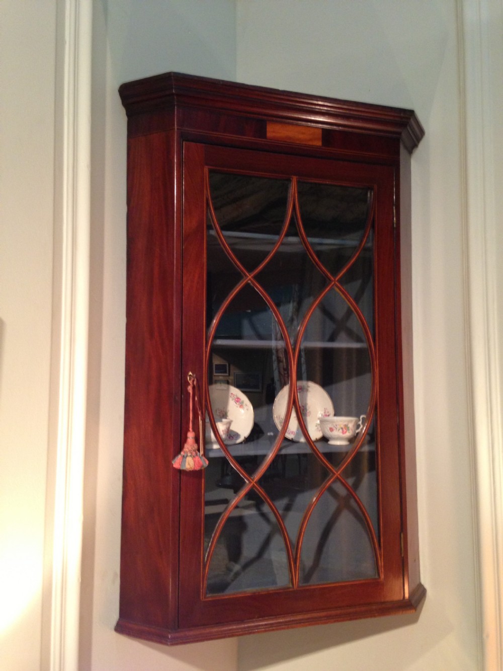 Good quality George III Sheraton mahoagny corner cupboard