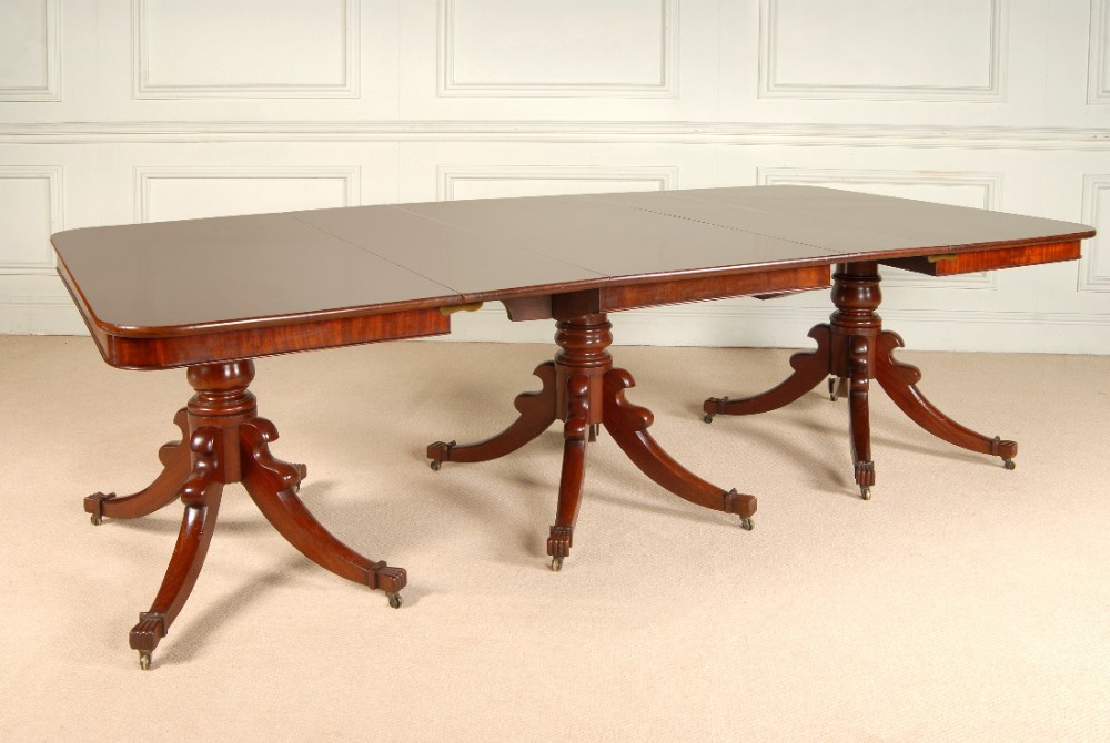 Superb Regency mahogany three pedestal dining table