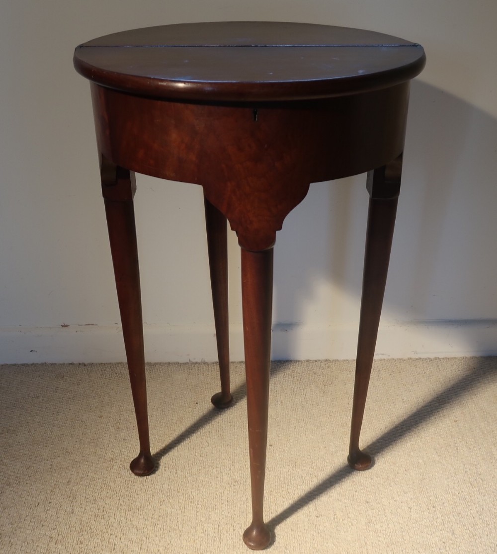 George II style small Demi lune table in excellent condition