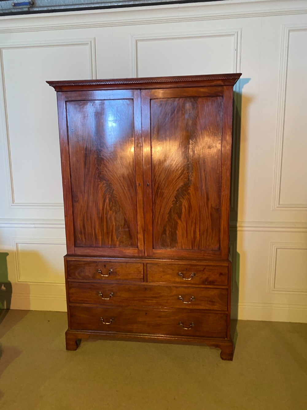  Georgian mahogany Linen press View IV