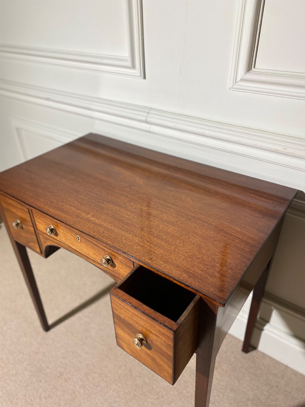 Lovely quality George III dressing table View IV