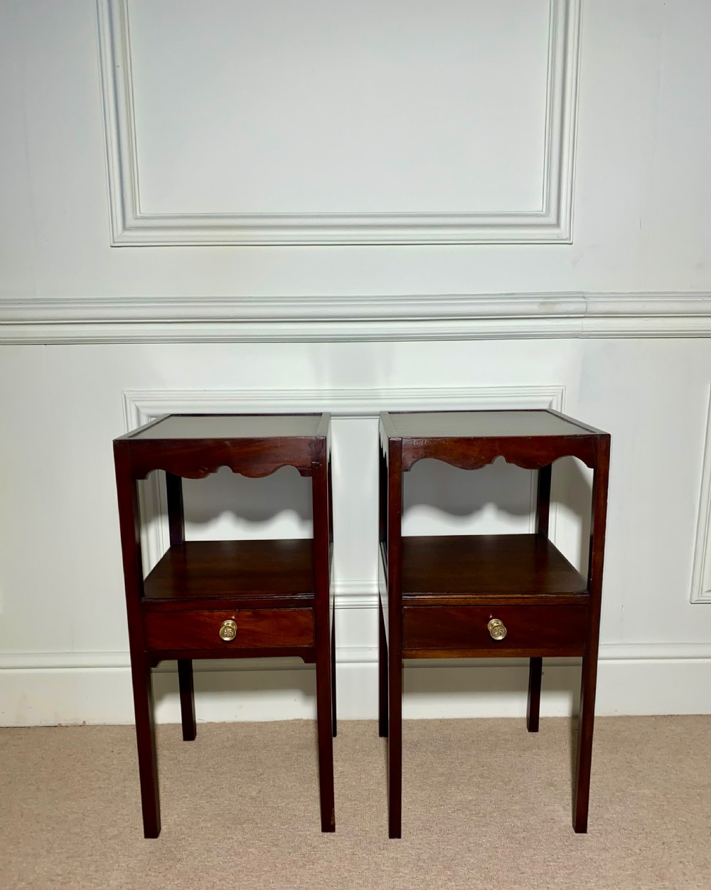 Lovely pair of George III mahogany bedside tables