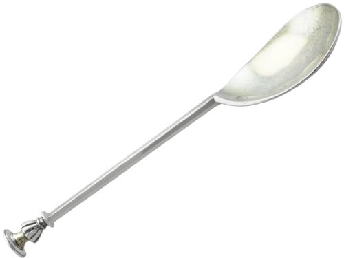 fig 2. An Elizabethan sterling silver seal-top spoon featuring a fig-shaped bowl, a hexagonal stem, and a moulded baluster finial.