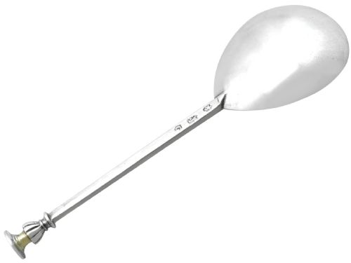 fig 3. An Elizabethan sterling silver seal-top spoon featuring a fig-shaped bowl, a hexagonal stem, and a moulded baluster finial.