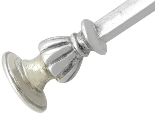 fig 4. An Elizabethan sterling silver seal-top spoon featuring a fig-shaped bowl, a hexagonal stem, and a moulded baluster finial.